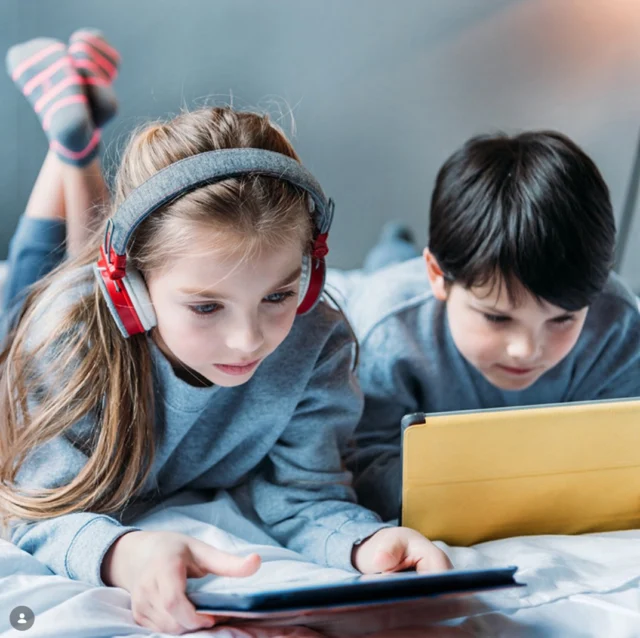Digital øjenbelastning 📱💻 
Når vi ser på skærme i længere tid uden pauser, kan øjnene opleve digital øjenbelastning, også kaldet computersyn. Almindelige symptomer inkluderer:
• Trætte eller ømme øjne
• Hovedpine
• Tørre øjne, fordi blinkefrekvensen falder foran skærme

Les mer på www.barnsyn.dk 💡