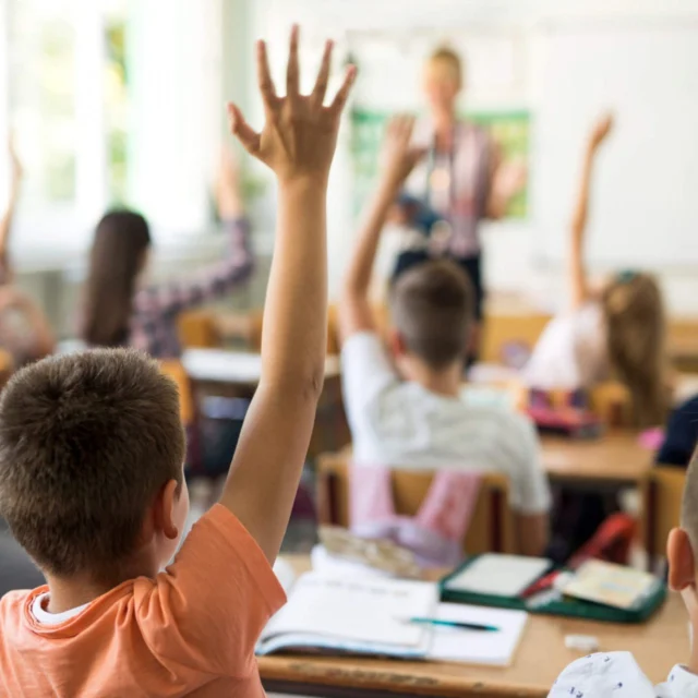 I denne uge starter skolen for de fleste børn, og vi vil gerne dele et par tips til sundere øjne:

📏Brug 30-30-reglen: Hold mindst 30 m afstand, når du læser eller bruger en skærm, og hold en pause hvert 30. minut.

⚖️ Find en balance mellem f.eks. skærmtid og tid udendørs: Børn bør være udendørs mindst to timer hver dag.

💡Sørg for, at skærmen ikke er for lys eller for mørk, og at der er god belysning i rummet.

Læs mere på barnsyn.dk

#barnsyn #myopi