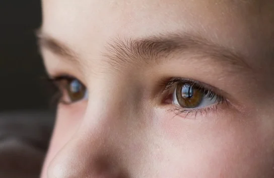 👀 Myopia Action Month er her!

Denne måned sætter vi ekstra fokus på myopi (nærsynethed) hos børn og gode vaner for øjensundheden.

📏 30-30-reglen: Hold mindst 30 cm afstand ved læsning og skærmtid, og tag en pause hvert 30. minut.

🌳 Kom ud i dagslyset: Sigt efter mindst to timer udendørs hver dag.

💡 God belysning: Sørg for, at barnet har godt lys ved læsning og skærmbrug.

👉 Læs mere på barnsyn.dk 

#myopiaactionmonth #myopiamanagement #BARNSYN 

💡 God belysning: Sørg for, at barnet har godt lys ved læsning og skærmbrug.

#myopiaactionmonth @myopiaprofile 

🌳 Kom ud i dagslyset: Sigt efter mindst to timer udendørs hver dag.
